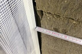 Anschlusspunkt Wärmedämmverbundsystem zum Fenster mit 2 cm breitem Spalt durch den Baugutachter während einer Baubegleitung gemessen