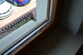 Holzfenster mit oberseitigem Schimmelpilzbefall.