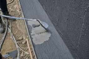 Fundament mit abgelöster, flüssiger Gebäudeabdichtung in Hannover durch den Baugutachter Arp inspeziert