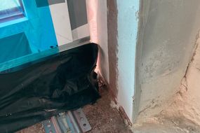 Bodentiefes Fenster bei einem Haus in Hannover mit schwarzer, loser Dampfsperre im Anschlussbereich zur Fensterlaibung